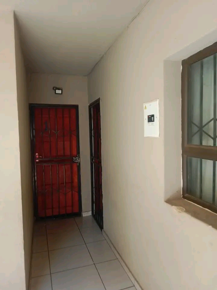 Cottage to rent with inside shower, toilet an  in Cosmo City