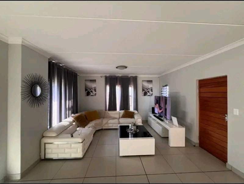 3 bedroom house with a swimming pool availabl  in Centurion