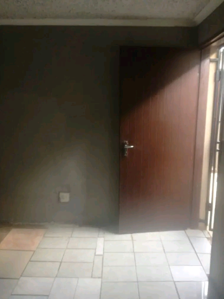 Room available in ext 3 rent 1600 nxt to pick  in Dobsonville