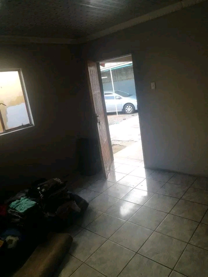 Big room with shared bathroom available immed  in Meadowlands
