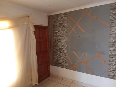2 bedroom house
rent r3000
depositr3000 (ne  in Beverly Hills