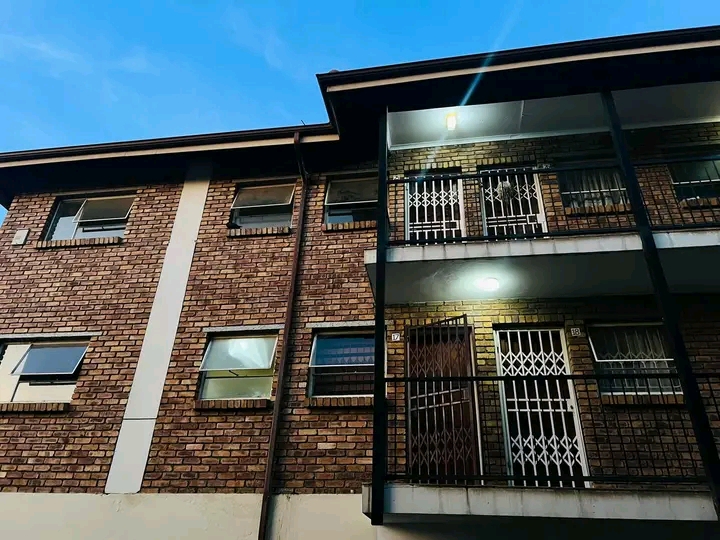 3 bedroom flat for sharing in cbd (the oaktre  in Kempton Park