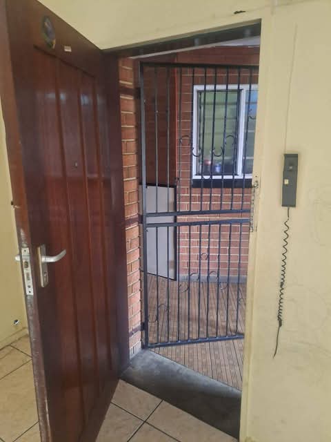 2 bedroom flat available for feb, in greef st  in Sunnyside