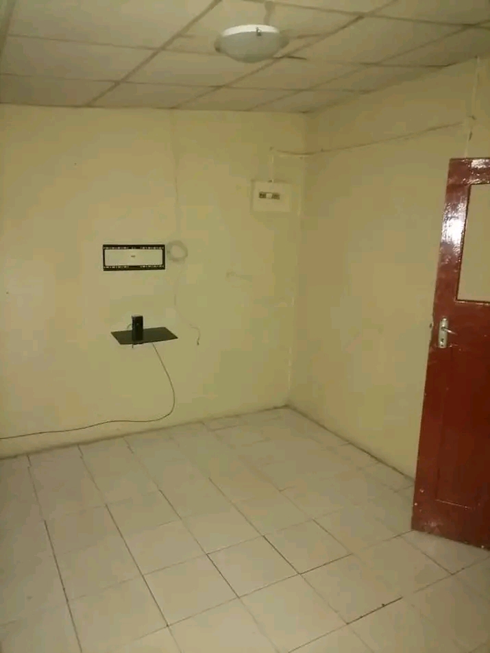 3 room house 🏠 available at zone6 rent r25  in Meadowlands