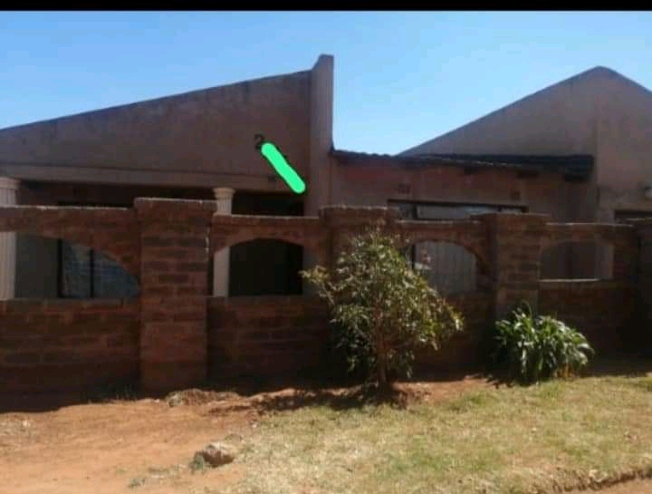 House for sale, driziek 4 orange farm.. it s a three be in Orange Farm