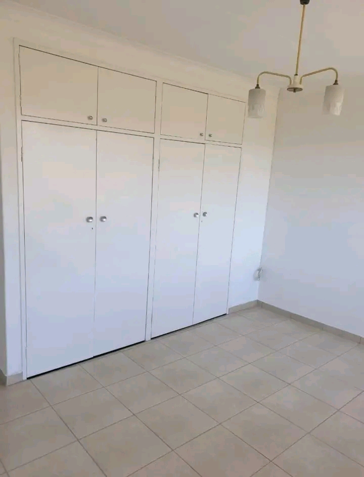 Spacious 2bed flat available for rental. walk  in Mondeor
