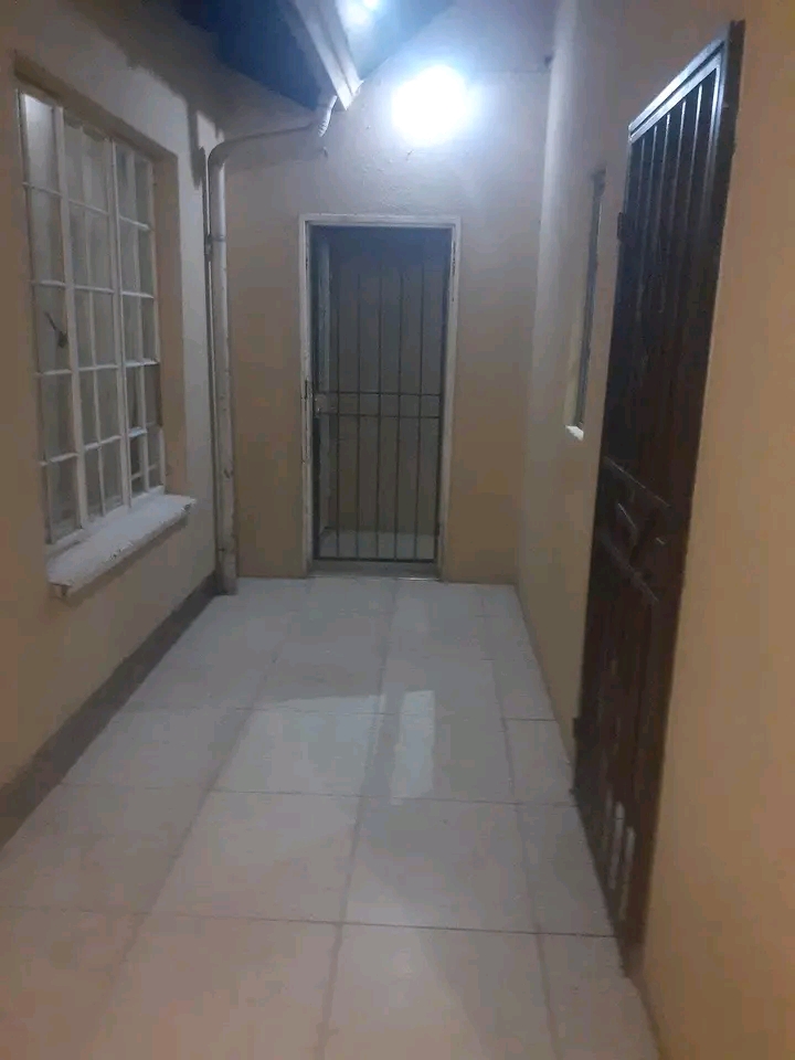 Lovely cottage available 4 grabs!secure with   in Alexandra