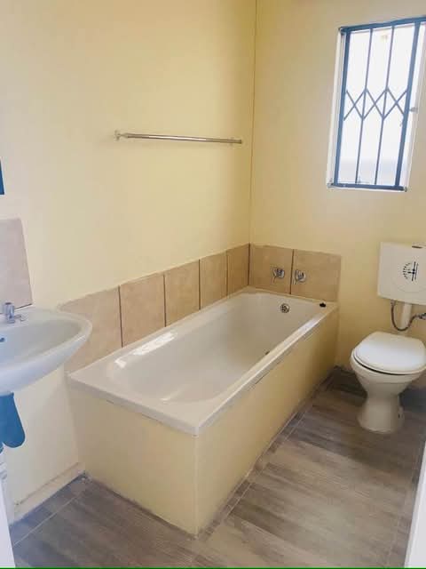 3 bedroom house 🏠 available ext 20 for mor  in Protea Glen