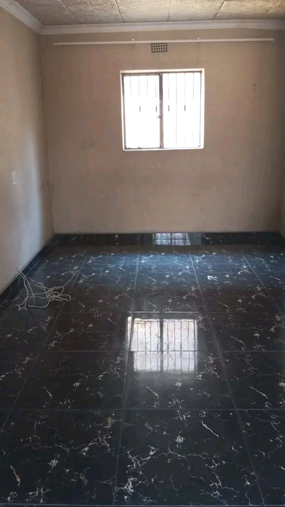 Garage room available to rent 2000 no deposit  in Orlando West