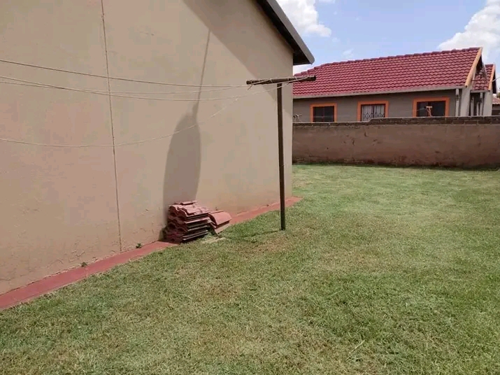 3 bedrooms|1 bath|guest toilet|lounge|kitchen  in Dawn Park