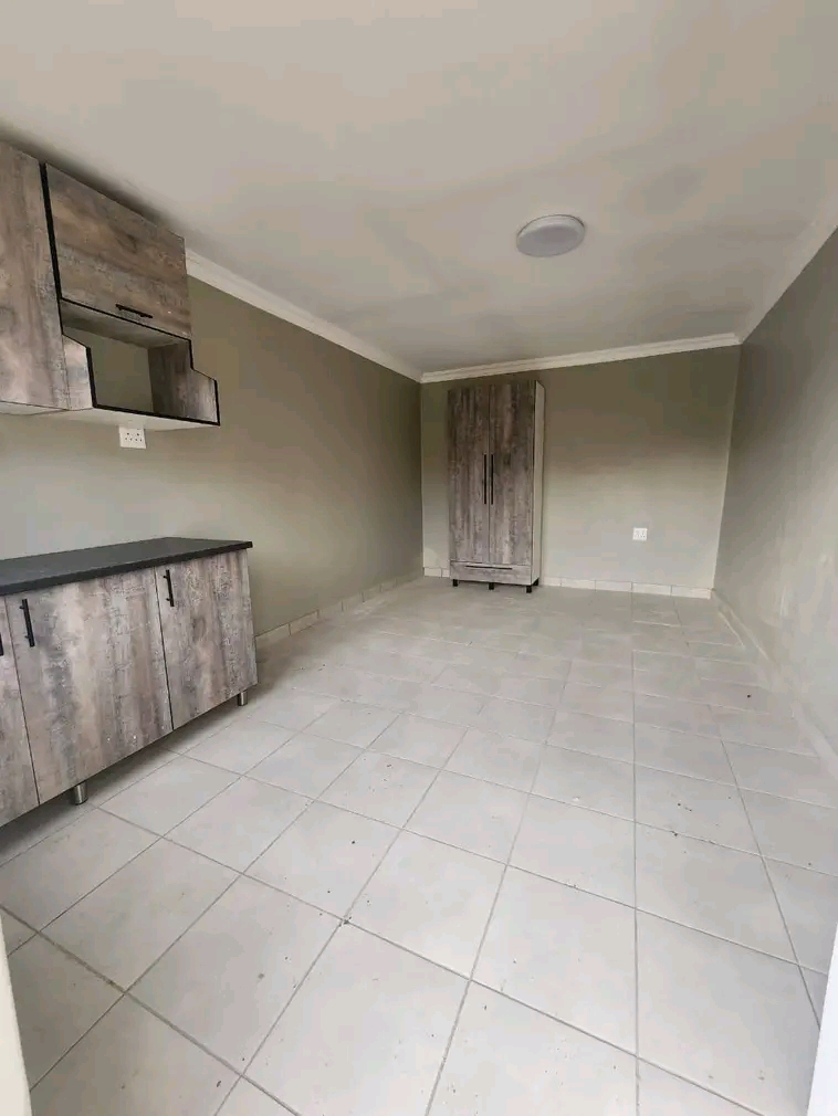 Outside room available for r2500 r1250 deposi  in Kensington