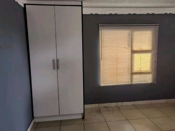Open plan bachelor unit available to occupy
  in Vosloorus