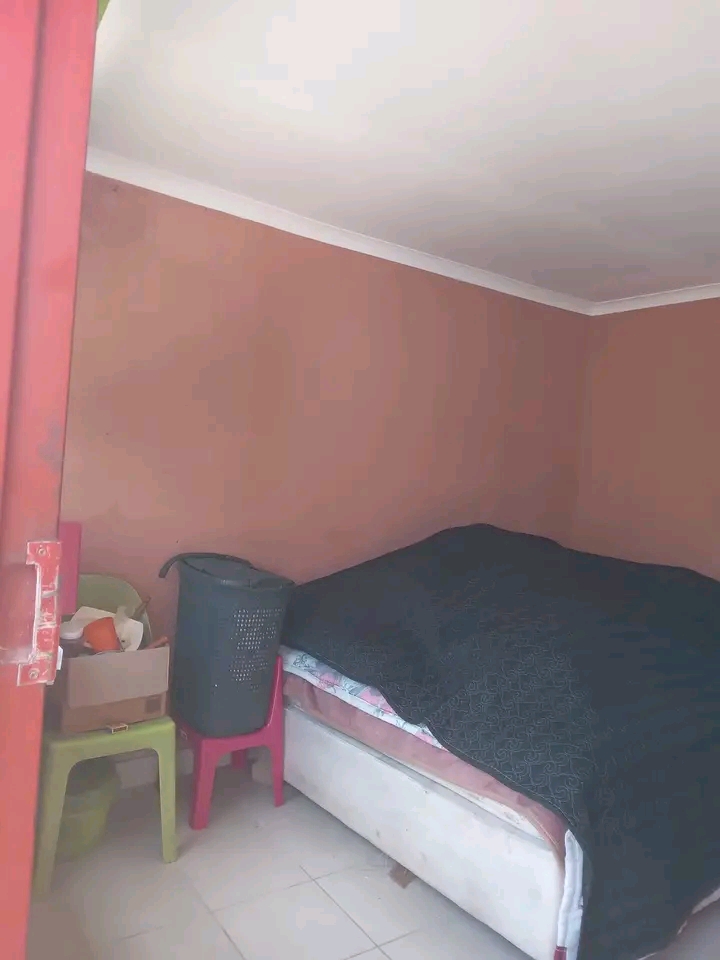 0utside room to let 2300 shower nd toilet no   in La Rochelle