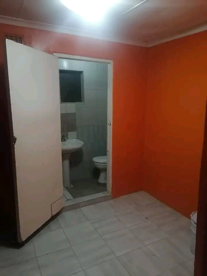 Cottage to rent available r 2500 in 9th stree  in La Rochelle