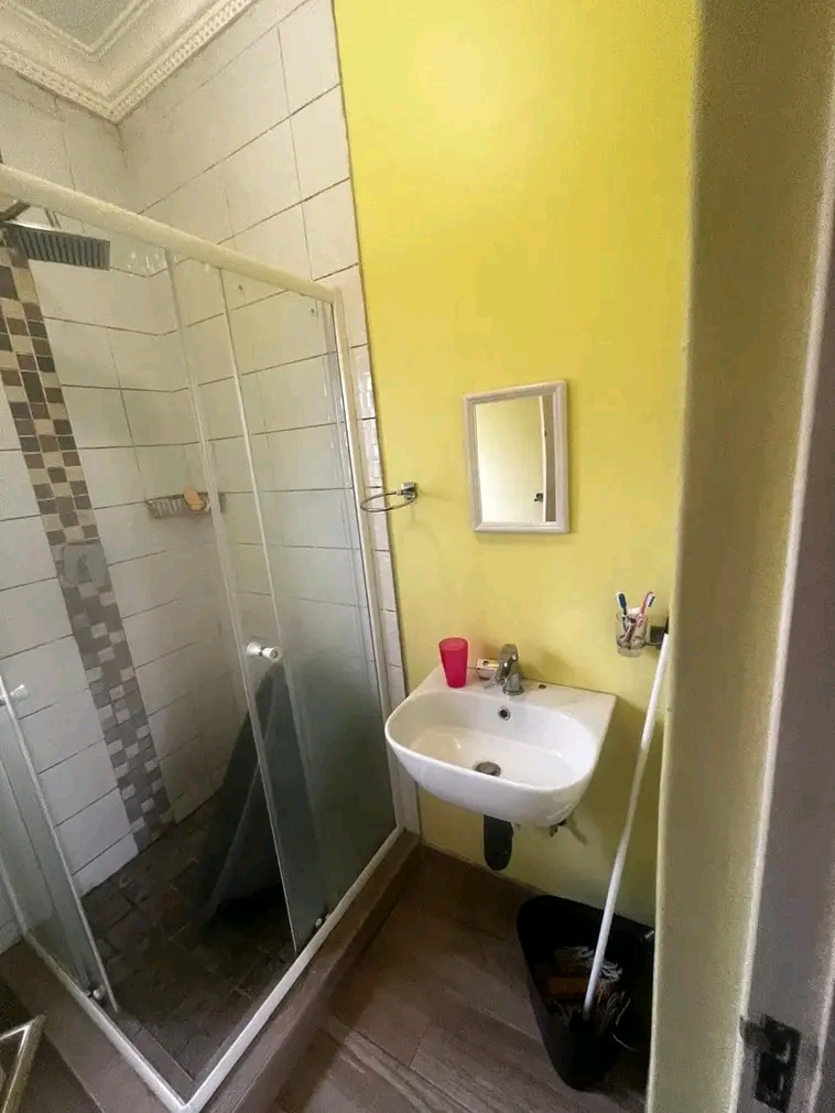 Bachelor available in ext 10
rent r4400
com  in Cosmo City