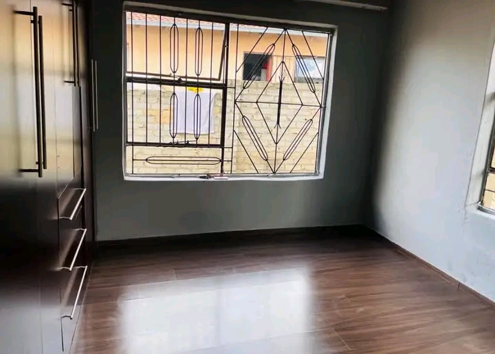 Room available ext 5 all inclusive
of parkin  in Kaalfontein