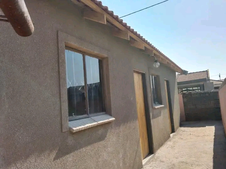 1 room to rent in ext 6
no 21753/3
legokobu  in Vosloorus