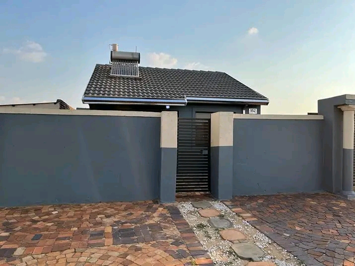 Apartment to rent at lufereng with fitted kit  in Lufhereng
