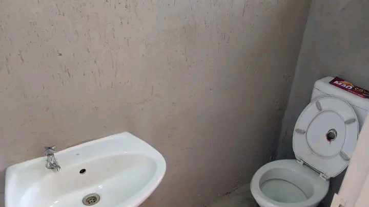 Small bachelor to rent available at thlamathl  in Tembisa