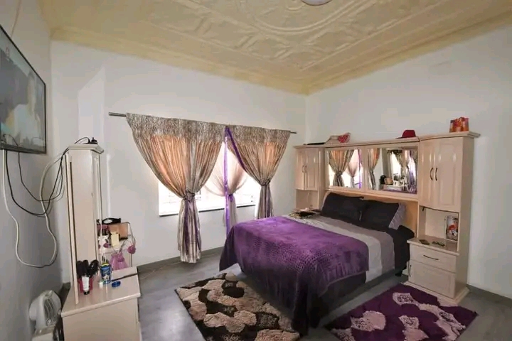 4 bedroom house
2 bathrooms
kitchen 
prepa  in Germiston