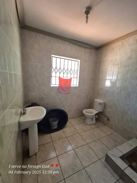 1 separate bedroom cottage with a  fitted wal  in Birch Acres