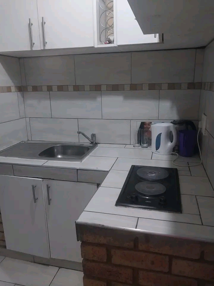 Bachelor room to rent in ext10  flats to rent  in Cosmo City