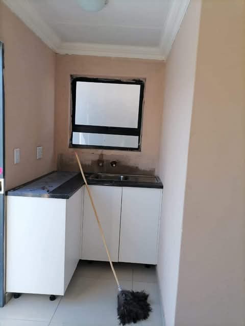 Bachelor room available to rent.location : ex  in Clayville