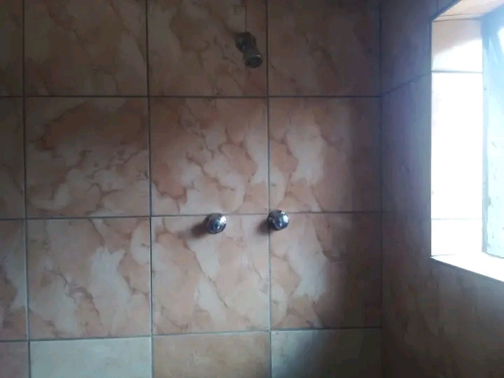 Garage to rent in ext 3 with shared shower no  in Chiawelo