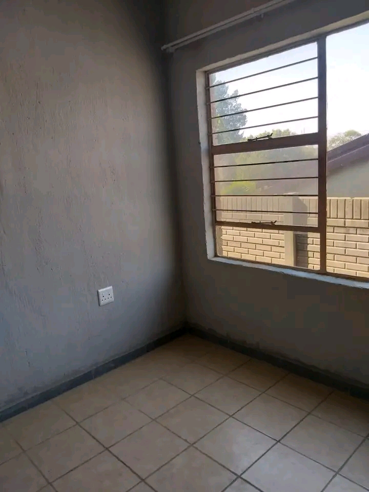 1 spacious bedroom cottage comes with a fitte  in Old Birch Acres