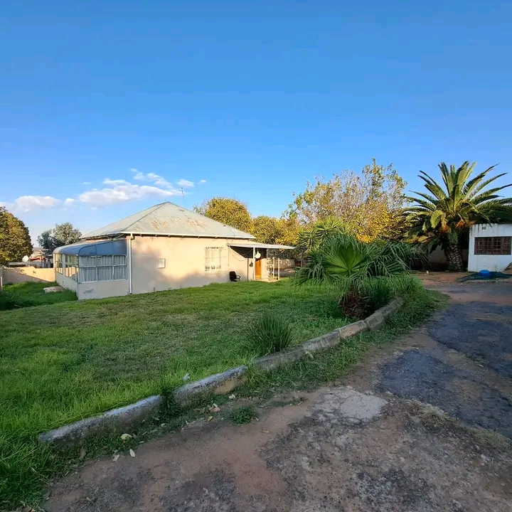 To let: 3 bedroom house in north
available i  in Alberton