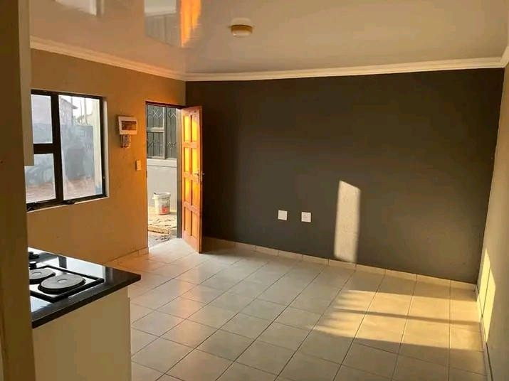 Apartment to rent at lufereng with fitted kit  in Lufhereng