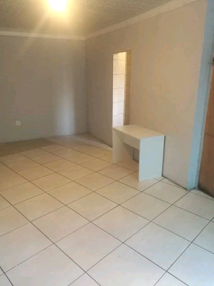 Big ensuite available immediately in zone 5 n  in Meadowlands