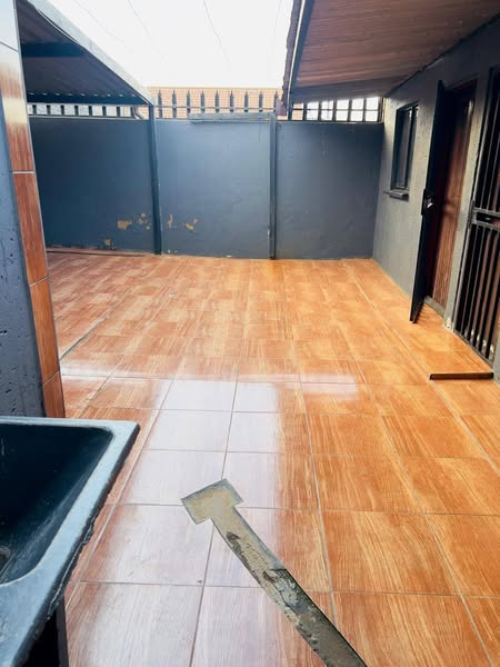 2 fitted bedrooms house coming with a fitted   in Tembisa