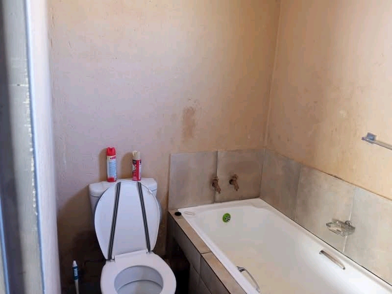 House available to rent 
available for immed  in Dawn Park