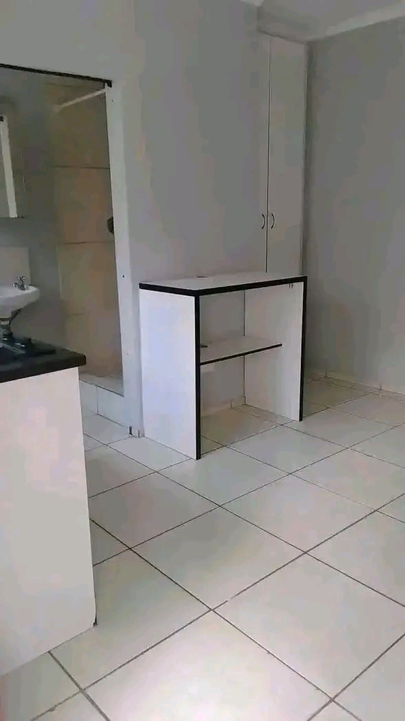 Fitted kitchen cupboard 
fitted stove
fitte  in Ivory Park