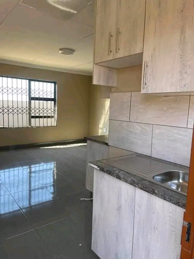 Bachelor s available for rental
are: ext 2
  in Vosloorus