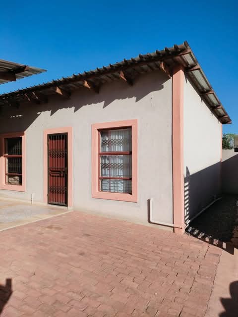 Bachelor unit available at ext 2 with prepaid  in Soshanguve