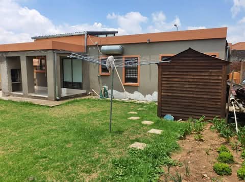 3 bedroom house for sale in ext 36 inside a b  in Olievenhoutbosch