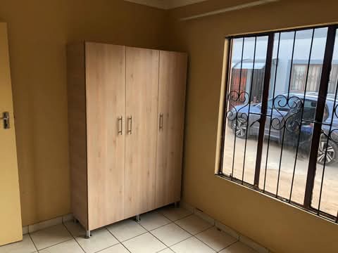 2 bedroom house coming with a  fitted kitchen  in Norkem Park