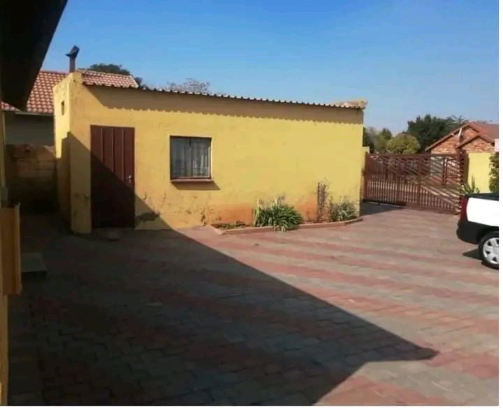 Garage available at hospital hill contact 068  in Tembisa