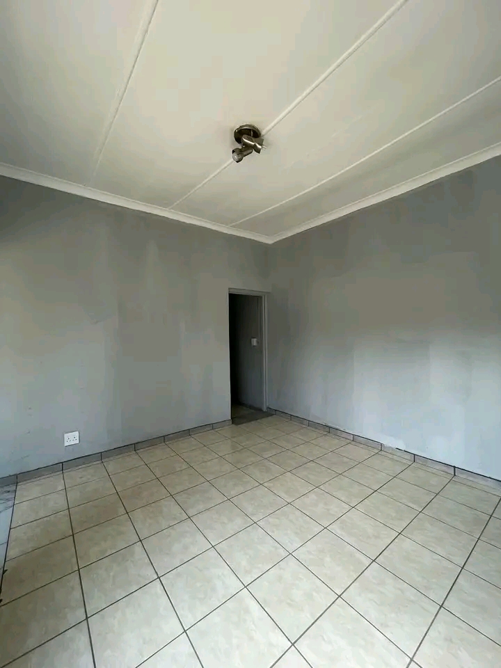 1 bedroom cottage for rental r4500 effective   in Primrose