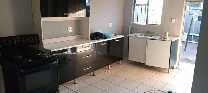 3 bedrooms house with 1 outside room availabl  in Protea Glen