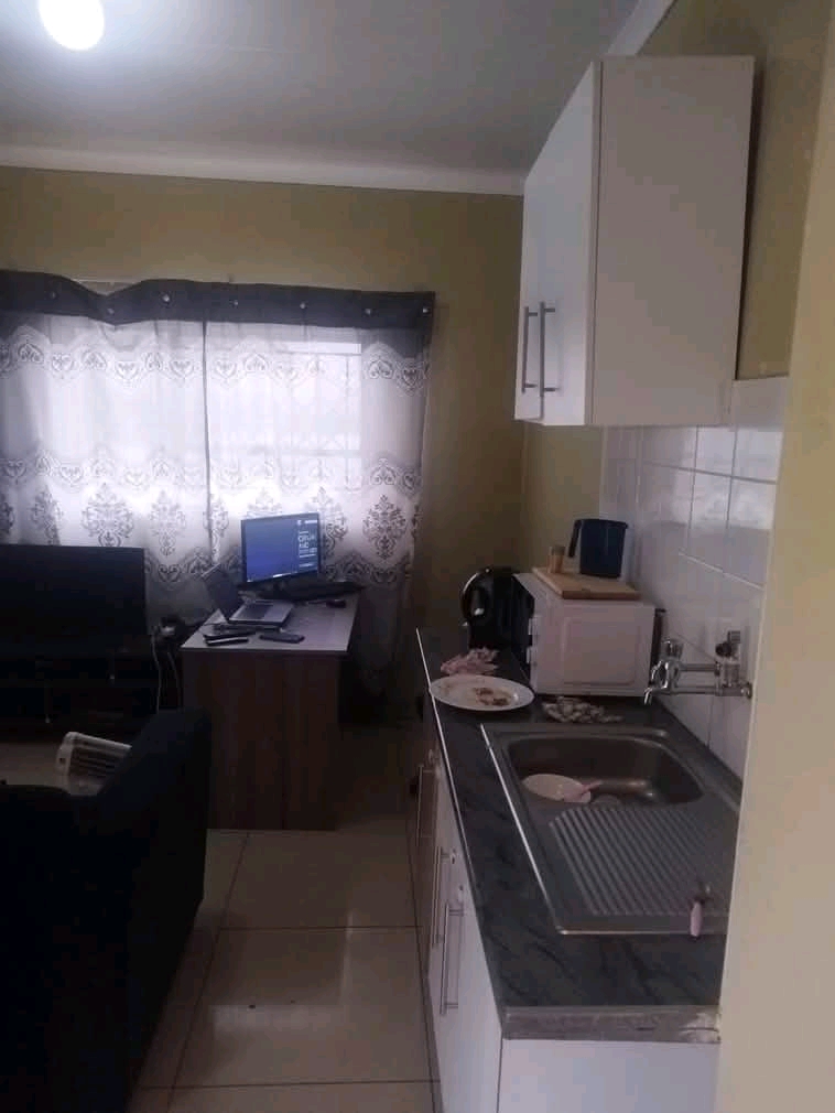 1 bedroom cottage coming with a  fitted kitch  in Norkem Park