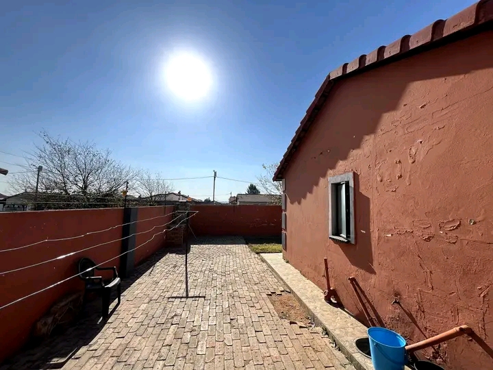 Neat & clean 3 bedroom house available immedi  in Windmill Park