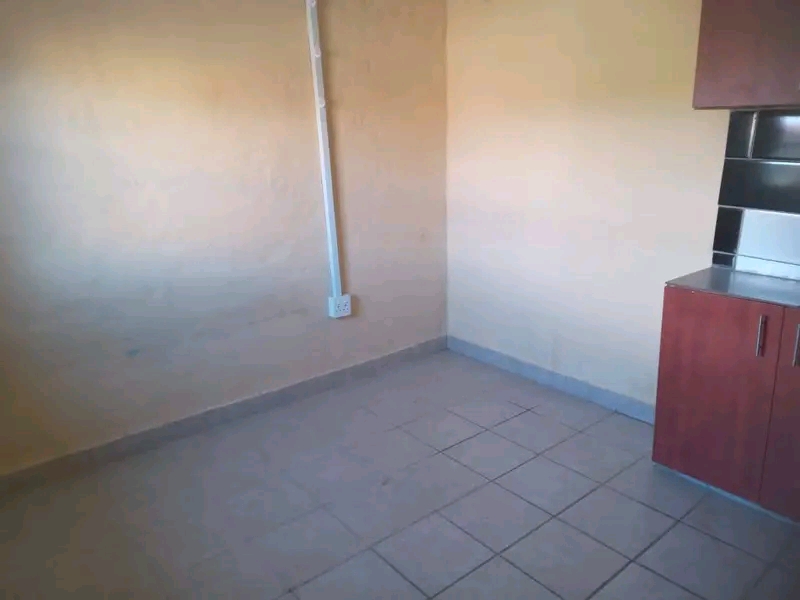 Beautiful bachelor available. available 1st o  in Leondale