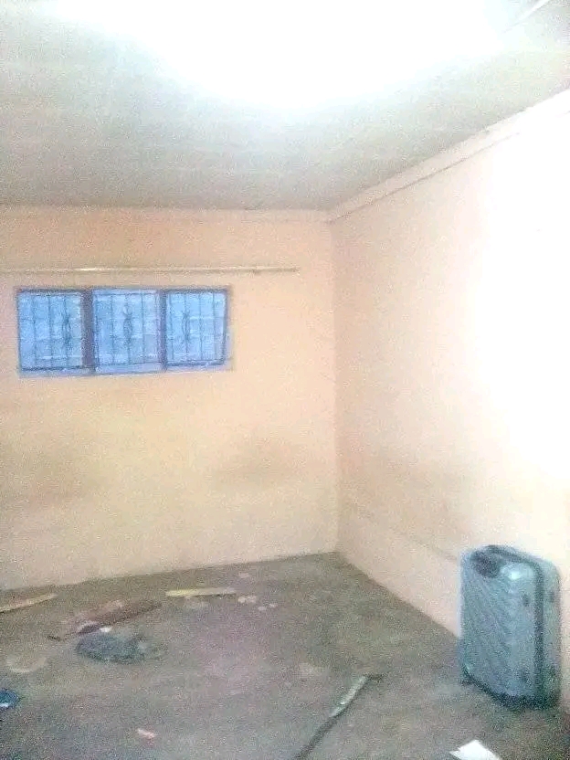 Garage to rent next to boxer rent is 1300 for  in Senaoane