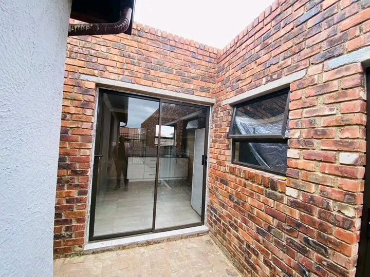 Spacious bachelor with a fitted cupboard,zink  in Birch Acres