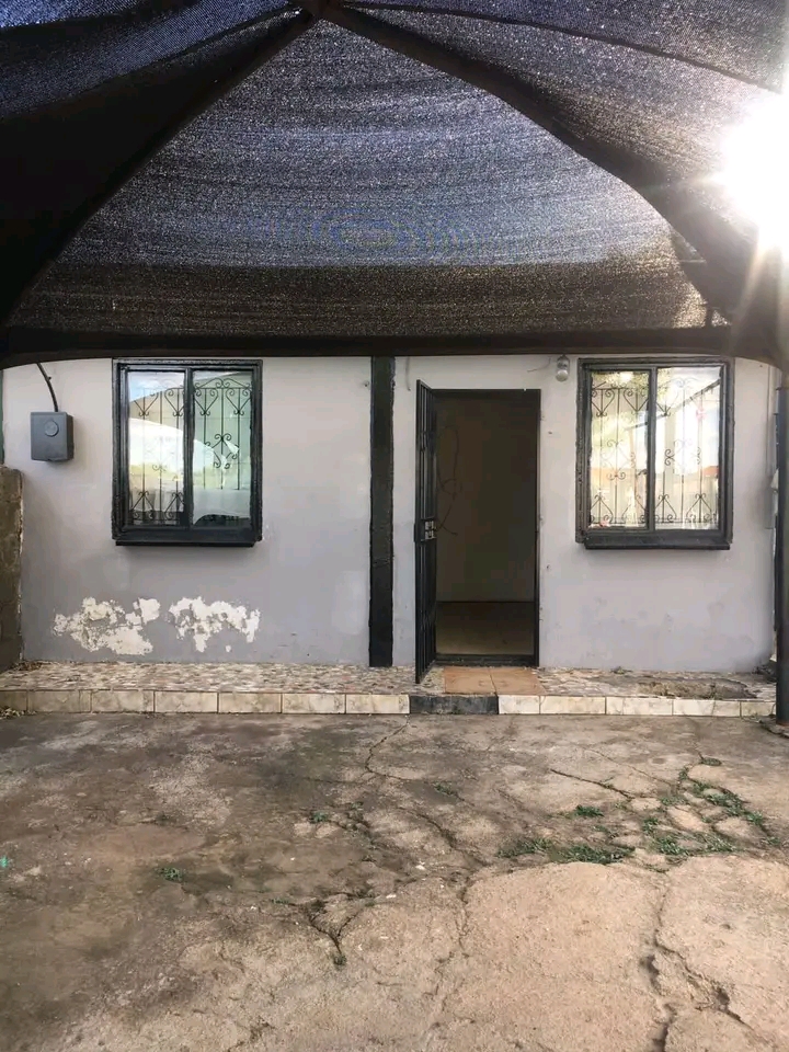 Rent r2500
deposit r2500
1 bedroom 
lounge  in White City Jabavu