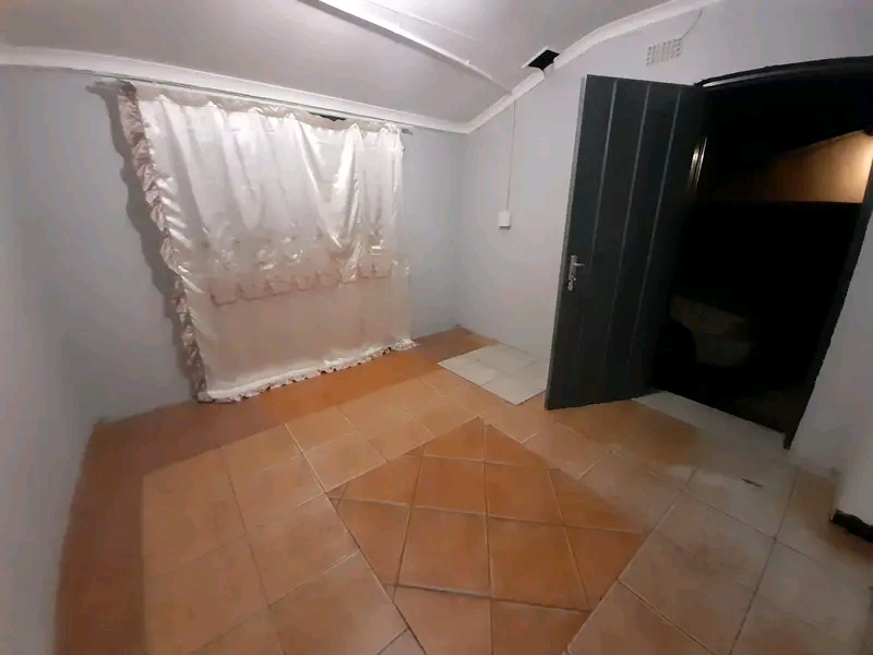 House to let: zone3

3 rooms with inside ba  in Meadowlands