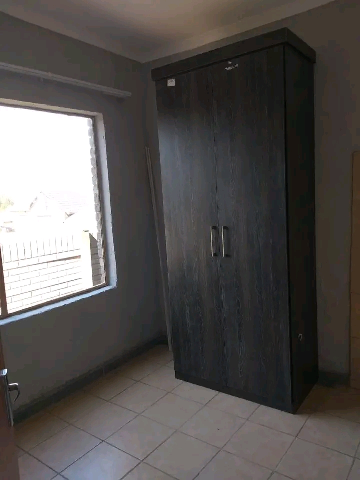 1 spacious bedroom cottage comes with a fitte  in Old Birch Acres